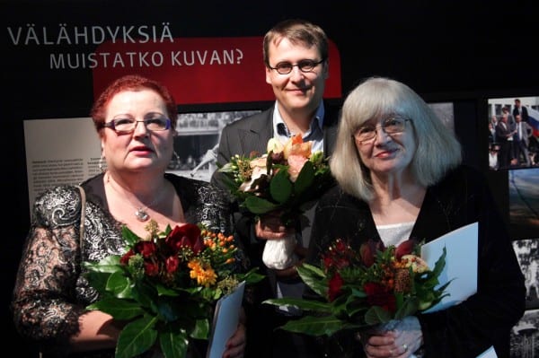 Kirjoituskilpailun voittaja: Tarja Koivisto (vasemmalla), Jussi Niemeläienn ja Soile Jääskeläinen. Kuva: Johanna Romppanen