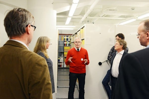 Erikoistutkija Kyösti Lamminpää esittelee Päivälehden arkiston aarteita.