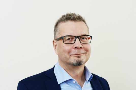 ”Pitkäjänteinen tutkimus ja analyysi journalismin ja viestinnän välisistä kohtalonyhteyksistä on tarpeen”, Antero Mukka sanoo. Kuva: Ida Pimenoff