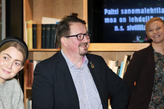 Panelistit Jenni Rotonen ja Mika Salminen Salla-Maaria Laaksosen tentattavana.