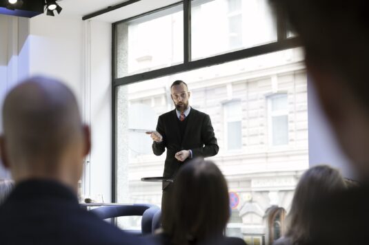 Ilmari Käihkö suunnatun haun avausseminaarissa Median museo ja arkisto Merkissä 14.3.2024. Kuva: Ida Pimenoff