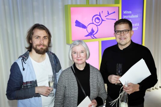 Pöytäkirjojen ulkopuolelta IV 7.11.2024 Palkitut Median museo ja arkisto Merkissä: Miro Nurmela (vas.), Tuire Härkönen ja Jaakko Lyytinen. Kuva: Ida Pimenoff