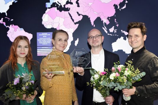 Kunniamaininnan ja palkinnon saaneet Median museo ja arkisto Merkissä: Riina Rastas ja Anu Valtonen Maailman Kuvalehdestä, Tommi Nieminen ja Sami Kero. Kuva: Ida Pimenoff