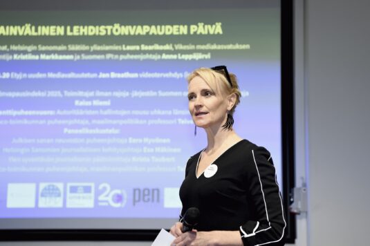 Yliasiamies Laura Saarikoski kansainvälisen lehdistönvapauden päivän tilaisuudessa Median museo ja arkisto Merkissä 2.5.2025.