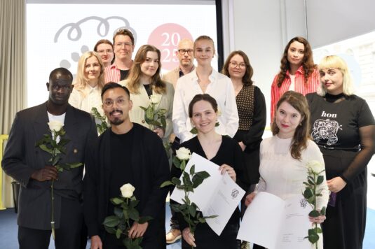 Kilpailun kuusi loppusuoralle valikoitunutta tiimiä palkinnonjakotilaisuudessa Merkissä 11.6.2025.